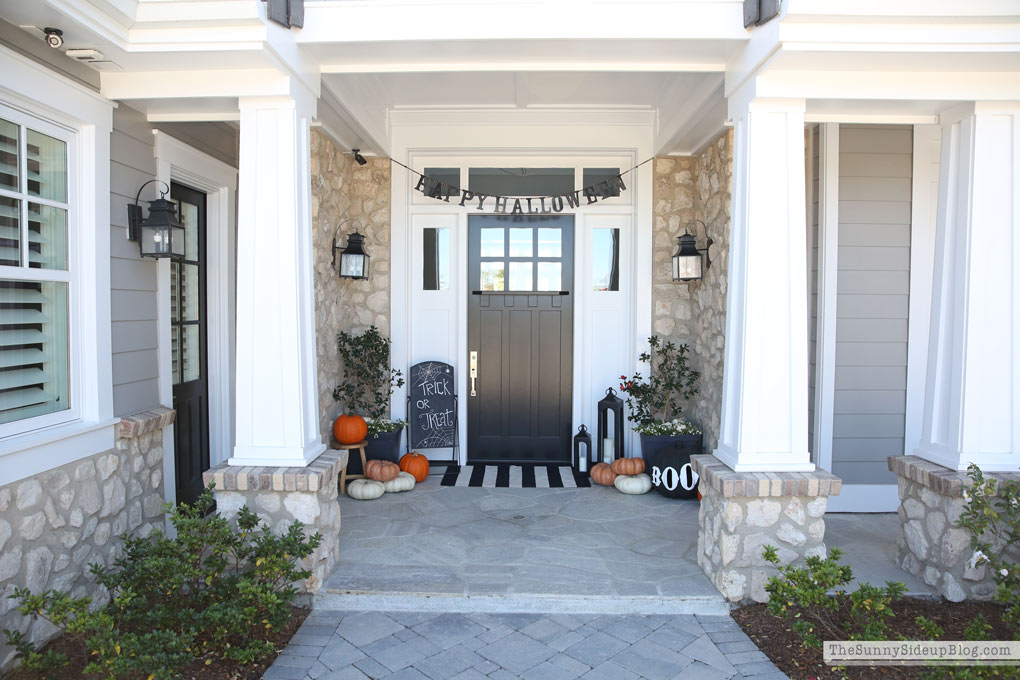 halloween-porch-decor-craftsman-coastal-home (Sunny Lifestyles)