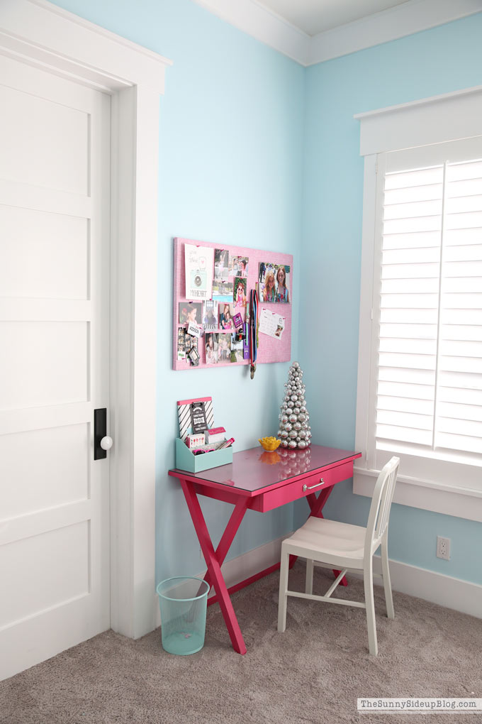 Pink Desk in Teen Room (Sunny Lifestyles)