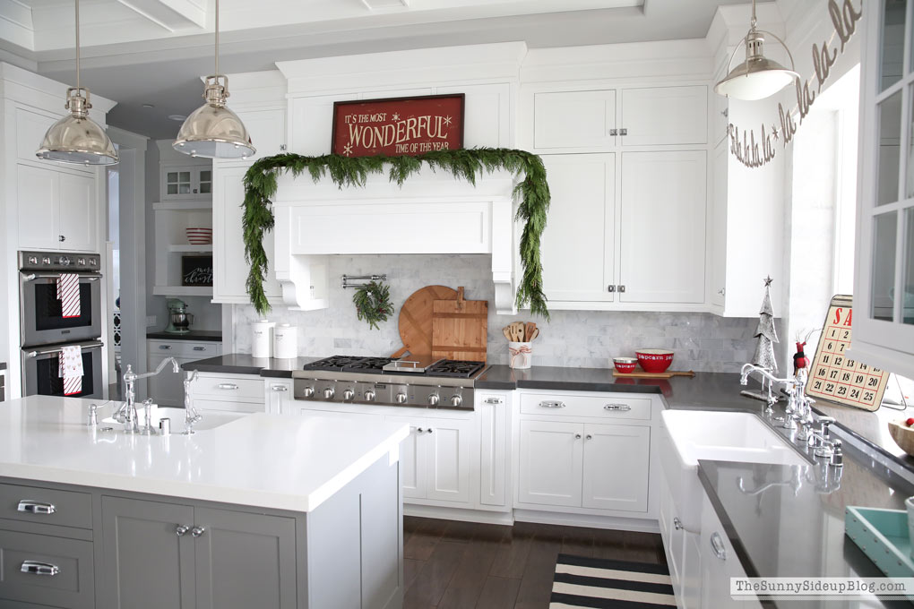 White kitchen Christmas decor (Sunny Lifestyles)
