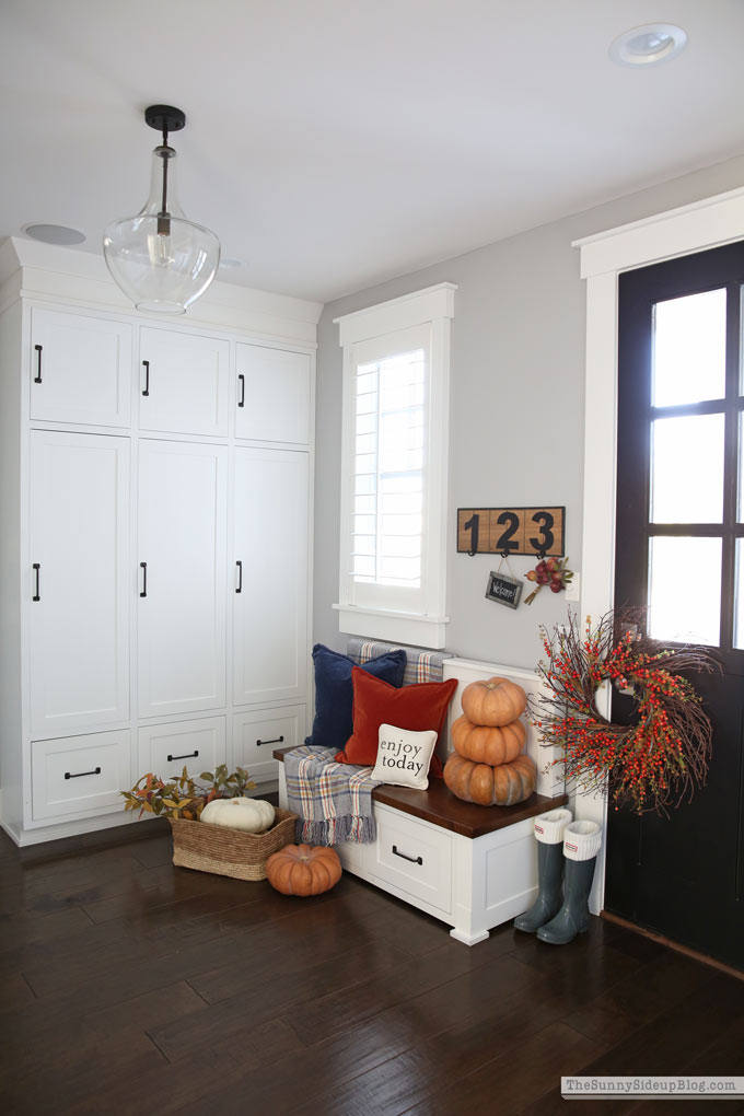 Fall Mudroom Decor (Sunny Lifestyles)