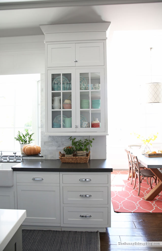 Fall Kitchen Decor (Sunny Lifestyles) #cofferedceiling #doubleislands 