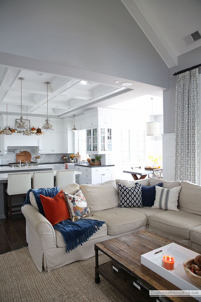 Family Room Fall Decor (Sunny Lifestyles)