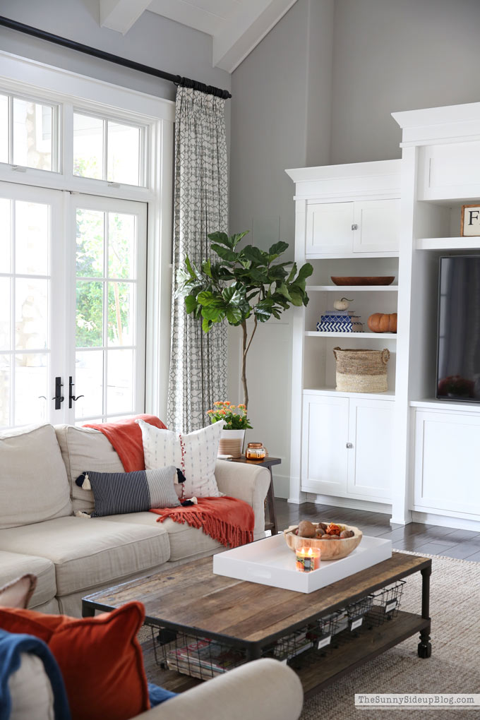 Family Room Fall Decor (Sunny Lifestyles)