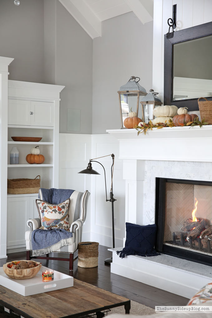 Family Room Fall Decor (Sunny Lifestyles)