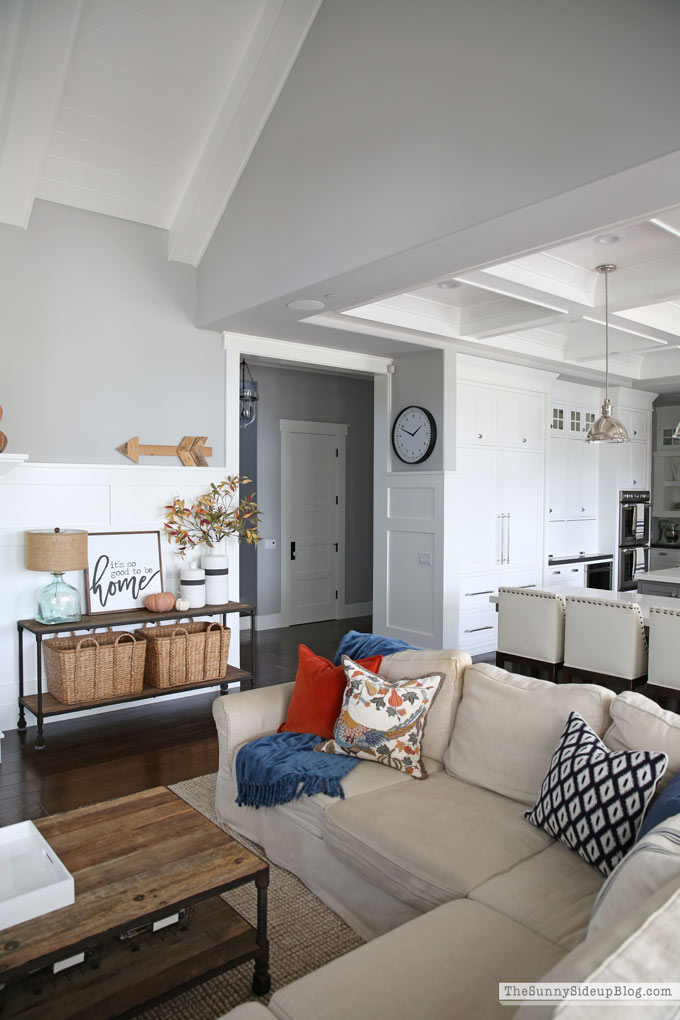 Family Room Fall Decor (Sunny Lifestyles)