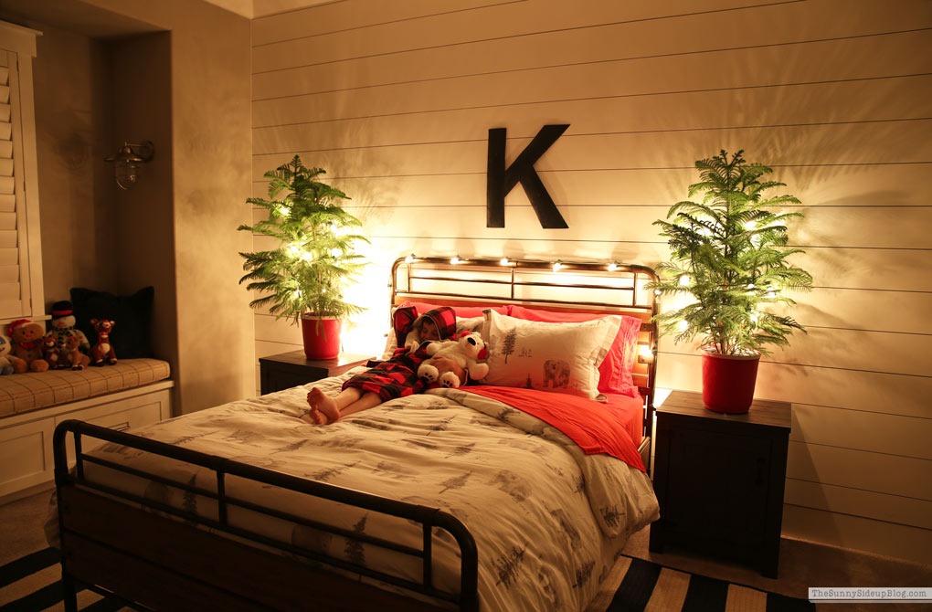 Boys Bedroom Christmas Decor (Sunny Lifestyles)