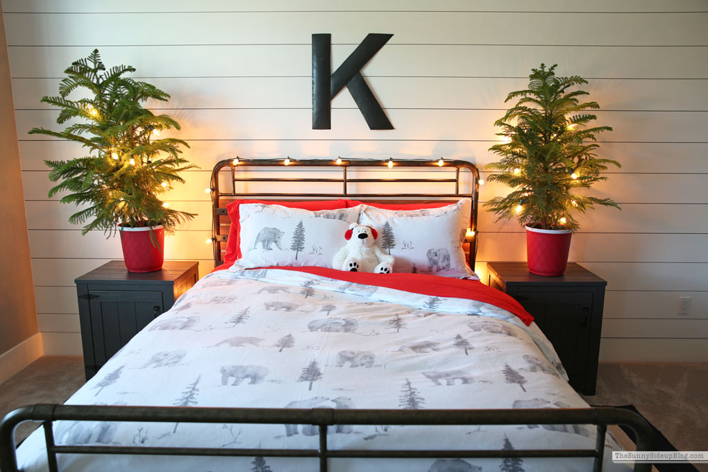 Boys Bedroom Christmas Decor (Sunny Lifestyles)