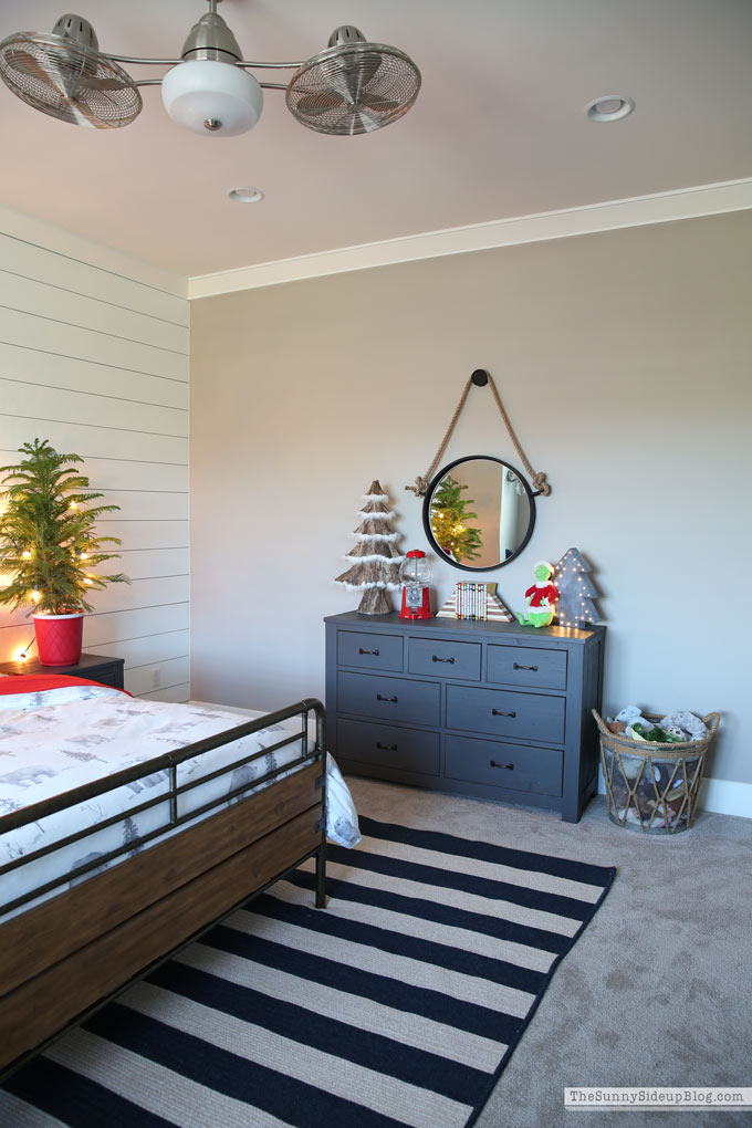 Boys Bedroom Christmas Decor (Sunny Lifestyles)