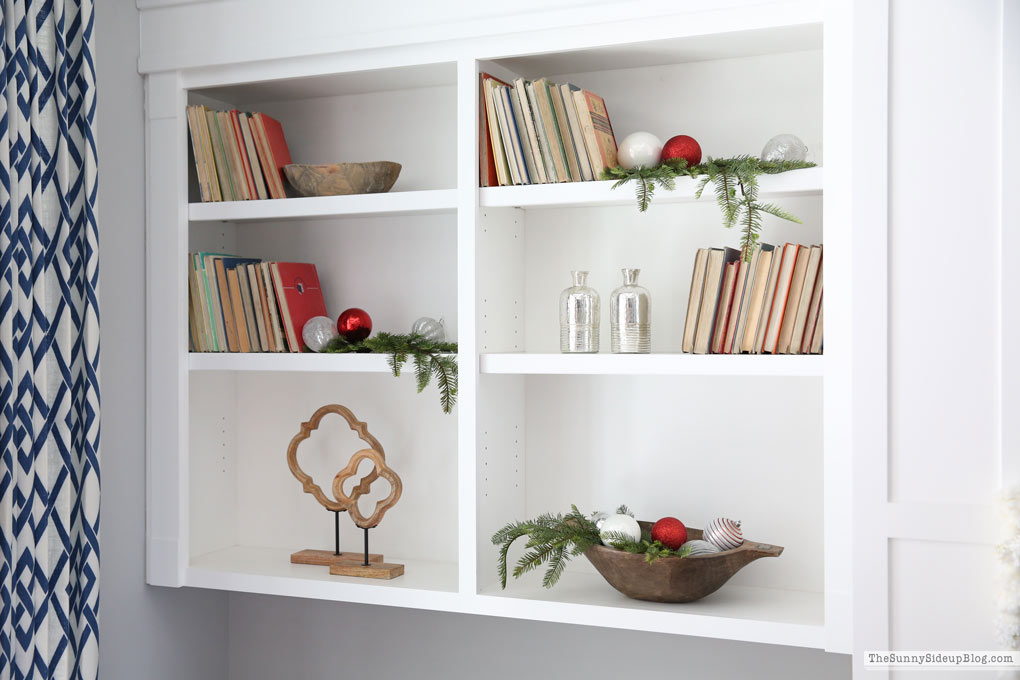 Christmas Mantel (Sunny Lifestyles)