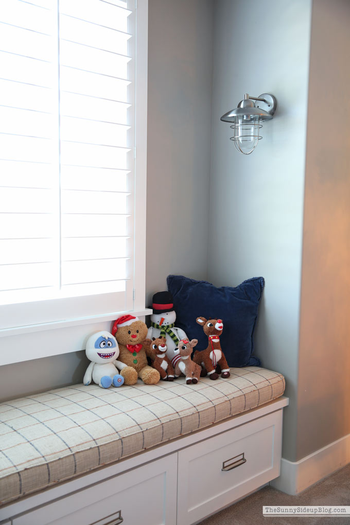 Boys Bedroom Christmas Decor (Sunny Lifestyles)