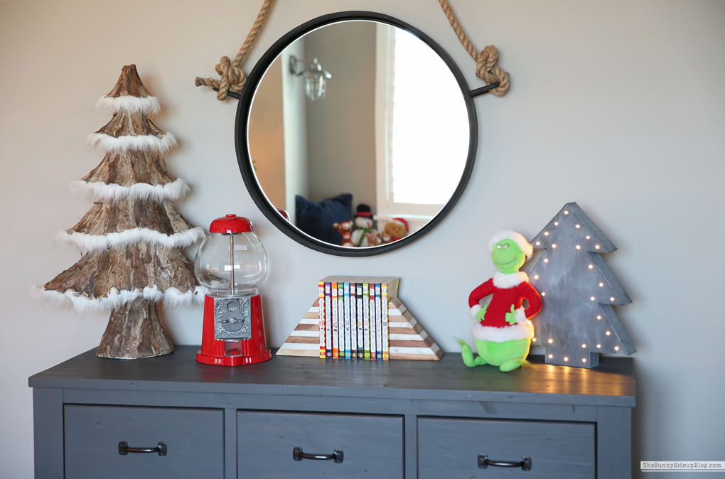 Boys Bedroom Christmas Decor (Sunny Lifestyles)