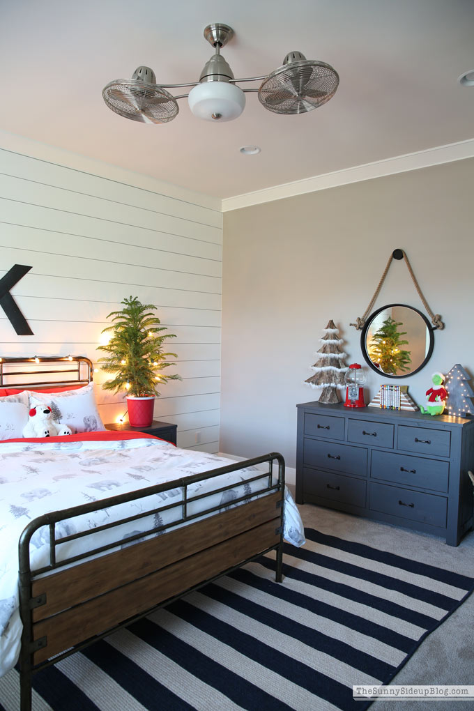 Boys Bedroom Christmas Decor (Sunny Lifestyles)