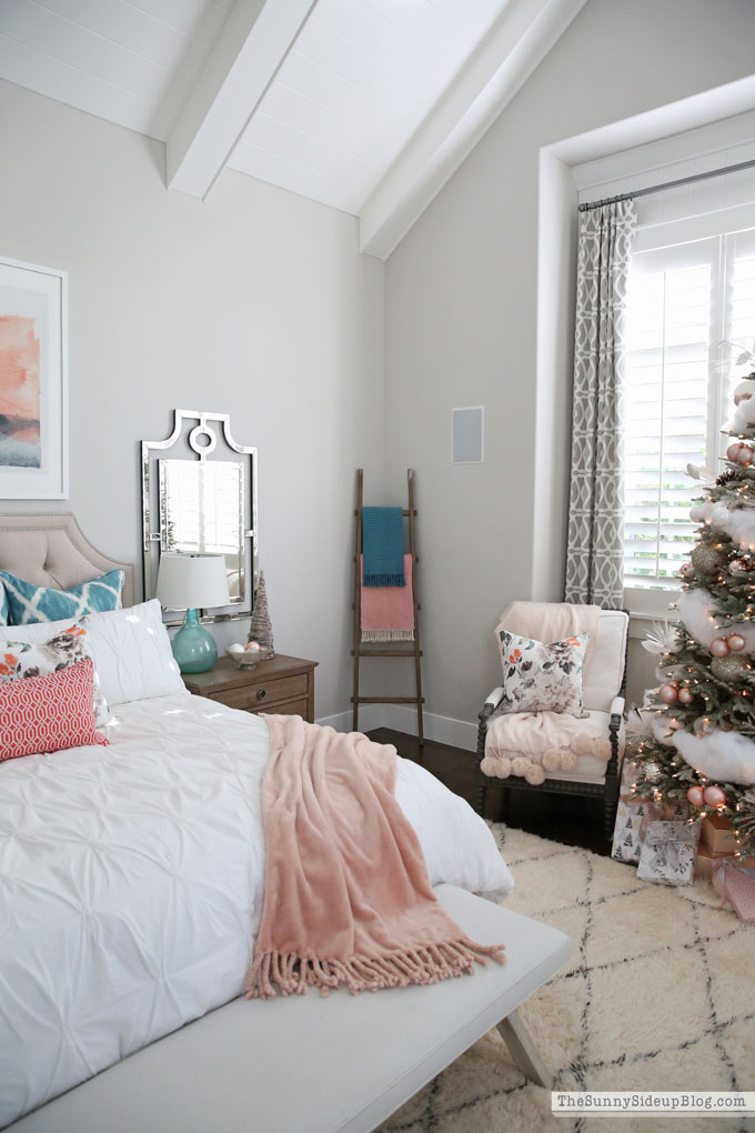 Master Bedroom Christmas Decor (Sunny Lifestyles)