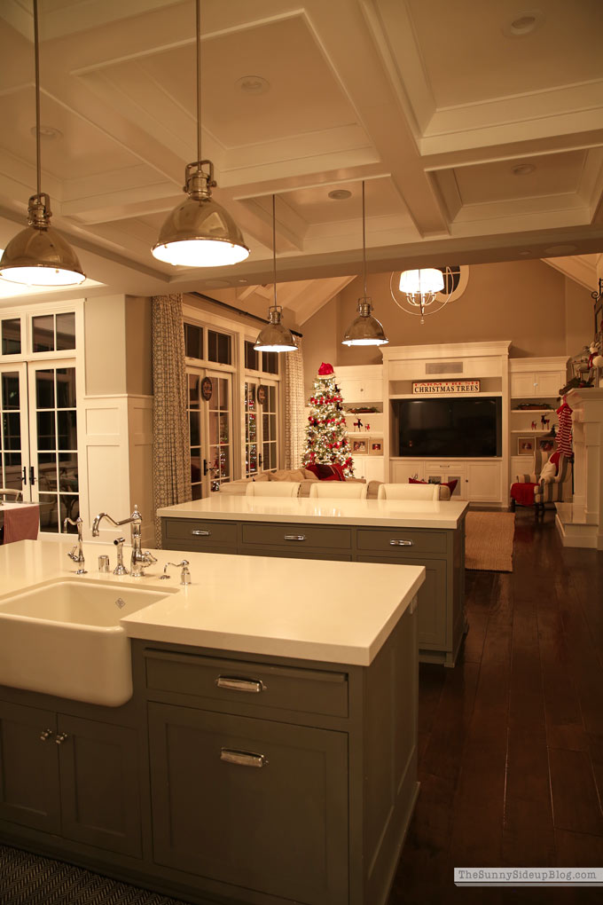 Christmas Homes at Night Tour (Sunny Lifestyles)