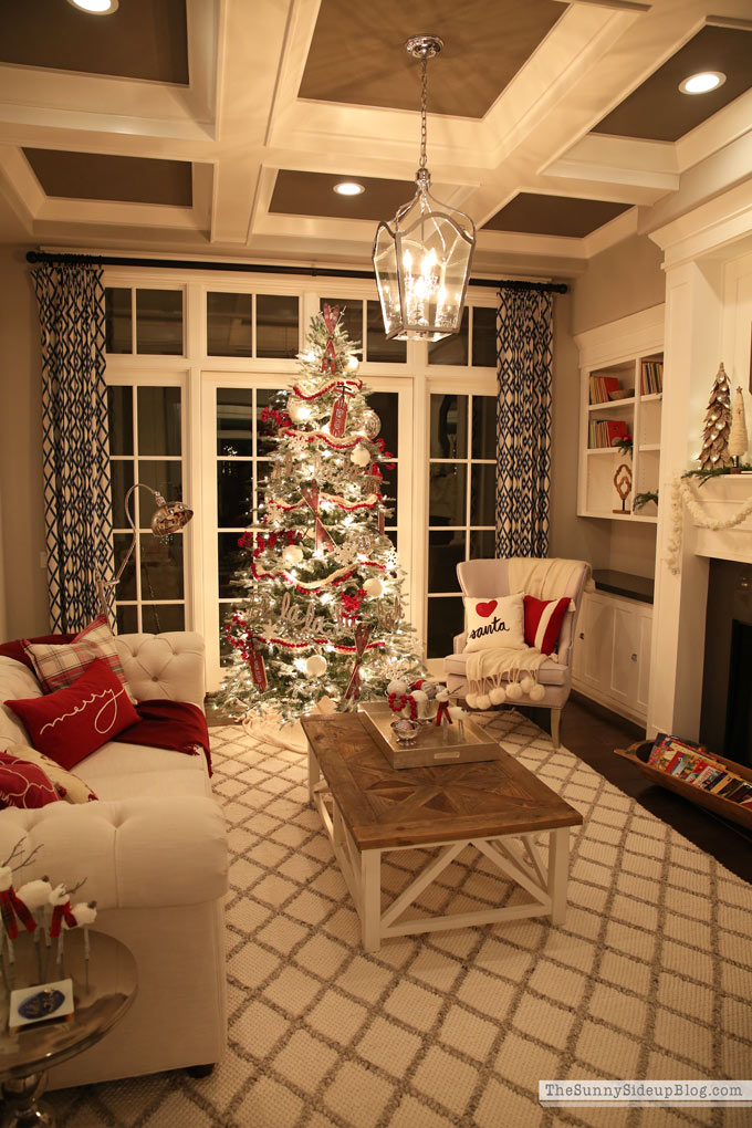 Christmas Homes at Night Tour (Sunny Lifestyles)