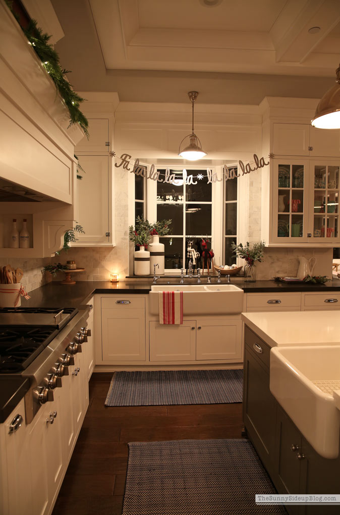 Christmas Homes at Night Tour (Sunny Lifestyles)