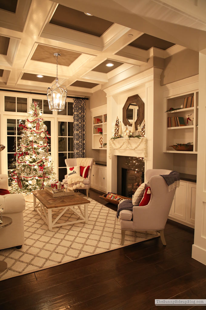 Christmas Homes at Night Tour (Sunny Lifestyles)