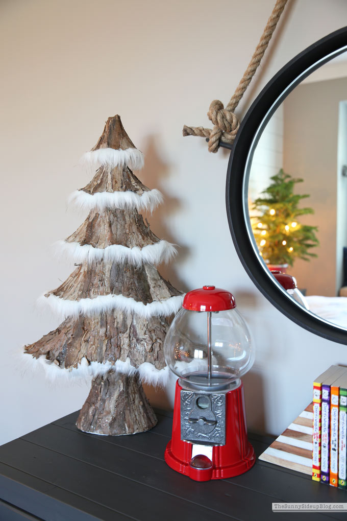 Boys Bedroom Christmas Decor (Sunny Lifestyles)