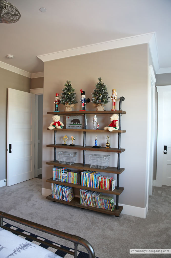 Boys Bedroom Christmas Decor (Sunny Lifestyles)