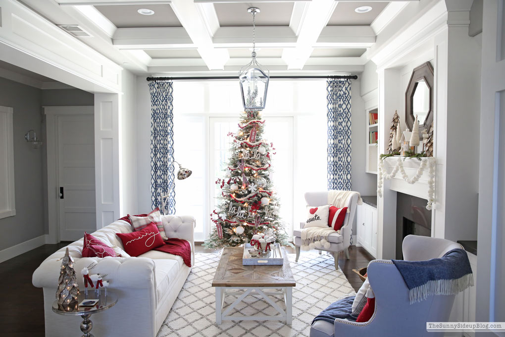 Living Room Christmas Decor (Sunny Lifestyles)