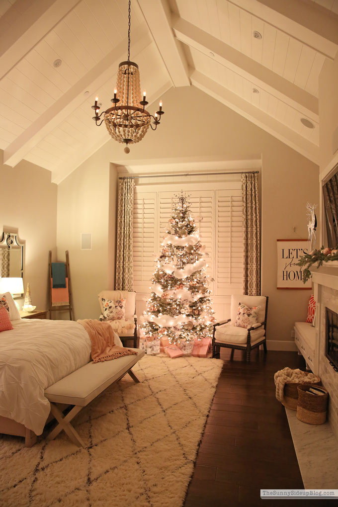 Master Bedroom Christmas Decor (Sunny Lifestyles)