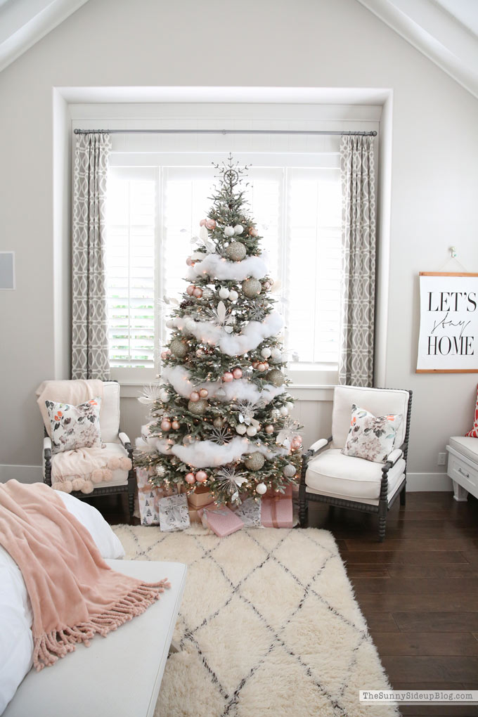 Master Bedroom Christmas Decor (Sunny Lifestyles)