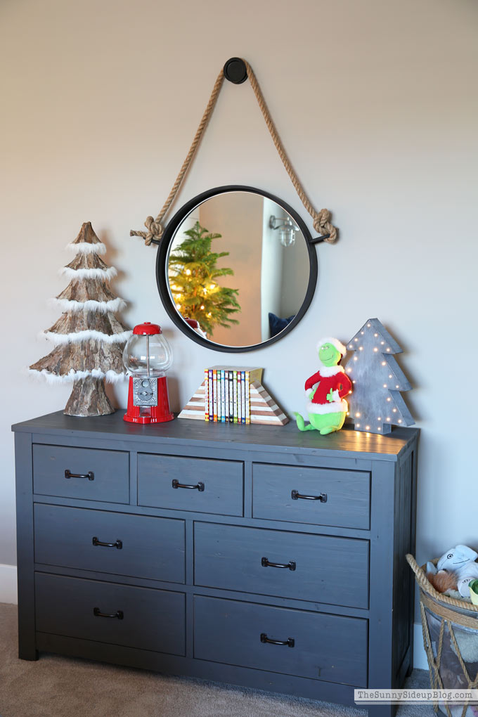 Boys Bedroom Christmas Decor (Sunny Lifestyles)