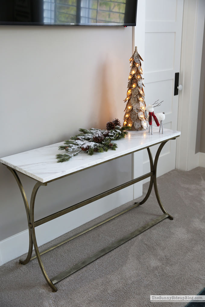 Christmas in the Guest Room (Sunny Lifestyles)