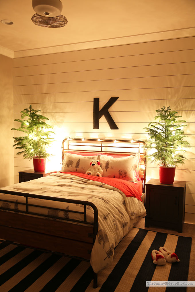 Boys Bedroom Christmas Decor (Sunny Lifestyles)
