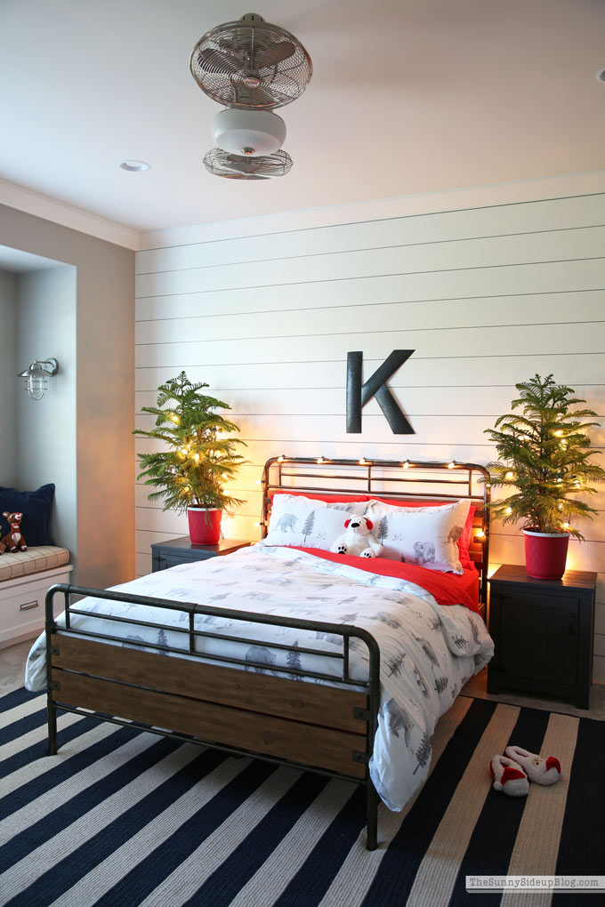 Boys Bedroom Christmas Decor (Sunny Lifestyles)