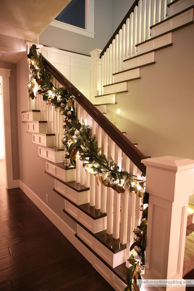 Christmas Homes at Night Tour (Sunny Lifestyles)
