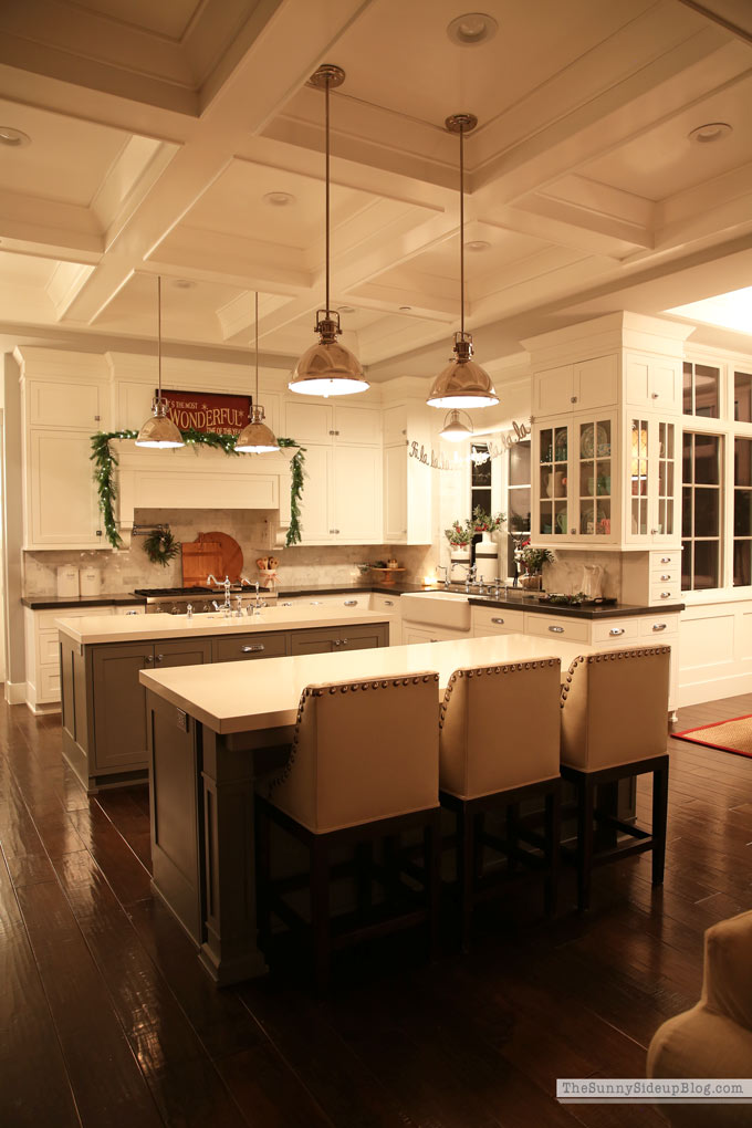 Christmas Homes at Night Tour (Sunny Lifestyles)