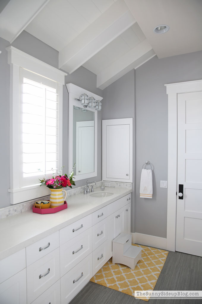 Guest Bedroom Decor (Sunny Lifestyles)