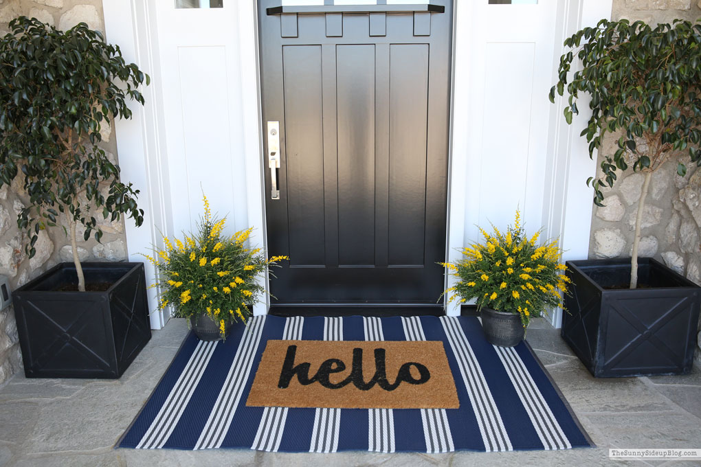Coastal Craftsman home Spring Front Porch (Sunny Lifestyles)