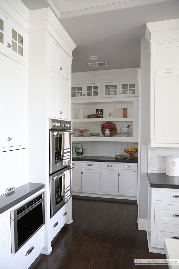 Kitchen Shelf Styling (Sunny Lifestyles)