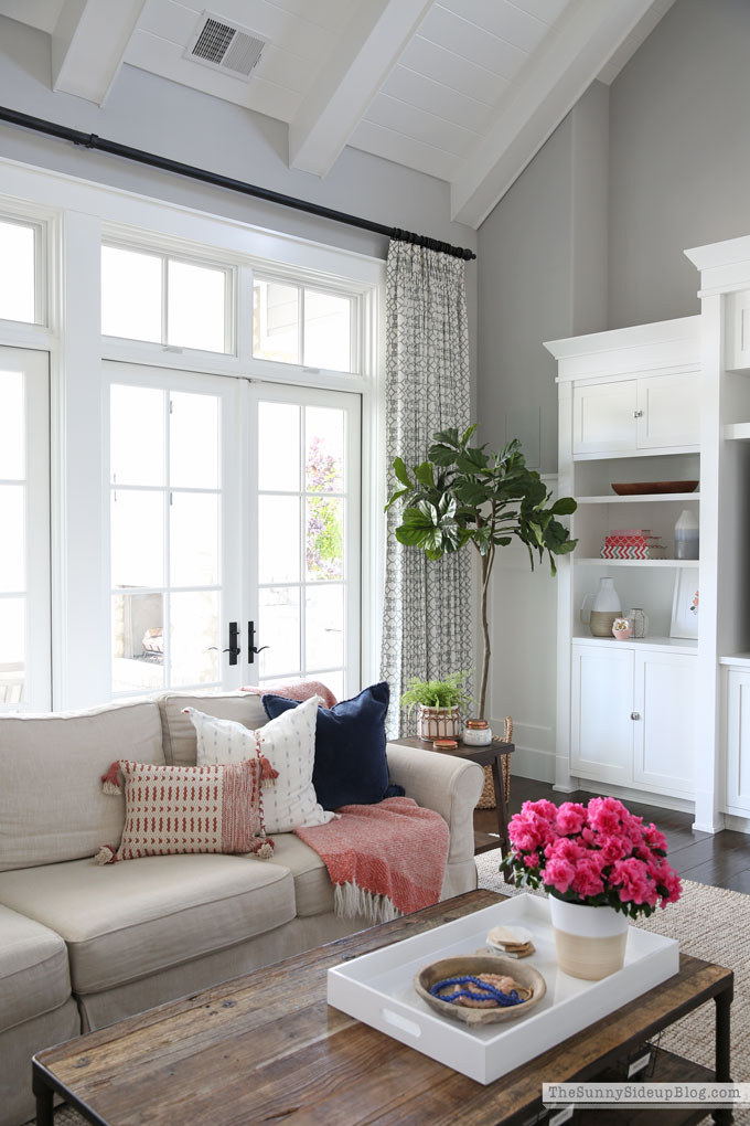 Family Room Spring/Summer Decor (Sunny Lifestyles)
