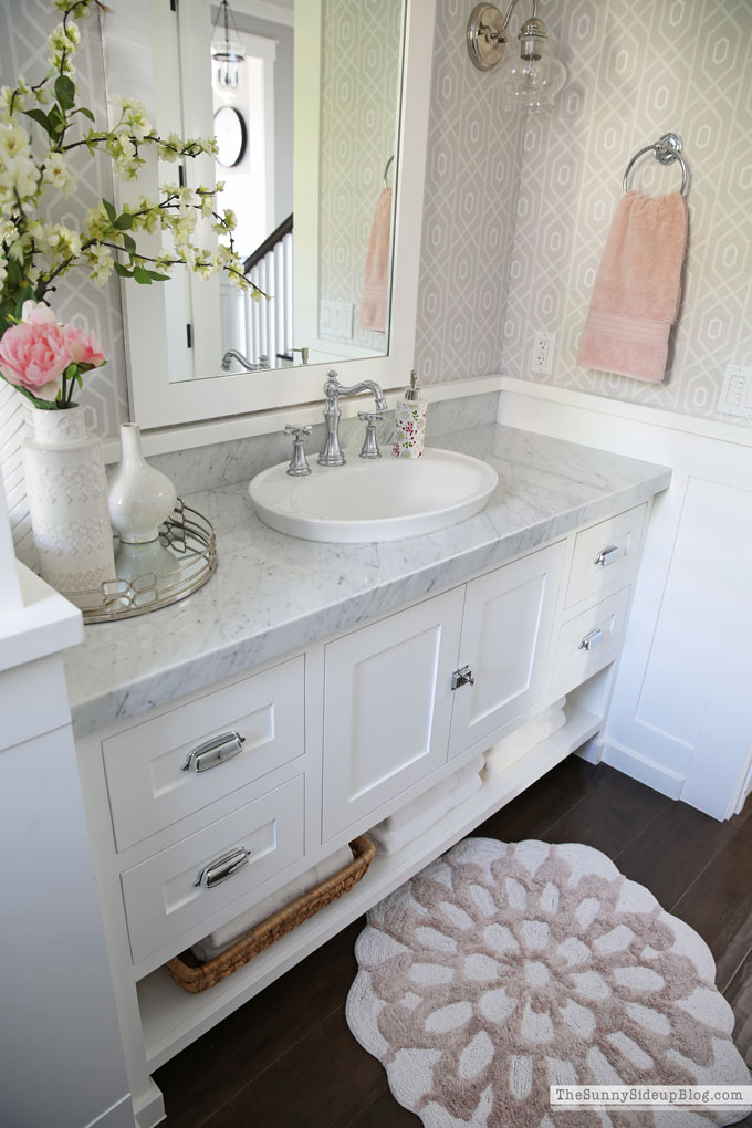 Powder Bathroom Summer Decor (Sunny Lifestyles)