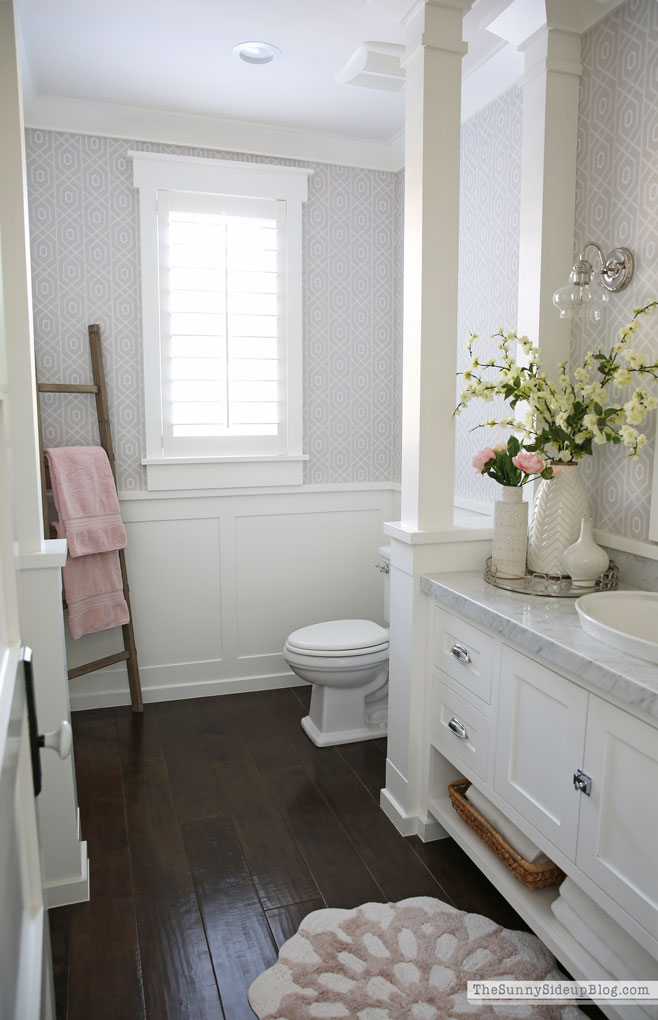 Powder Bathroom Summer Decor (Sunny Lifestyles)