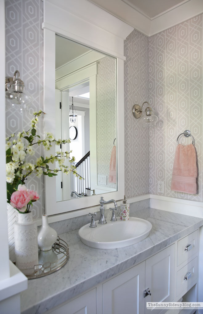 Powder Bathroom Summer Decor (Sunny Lifestyles)