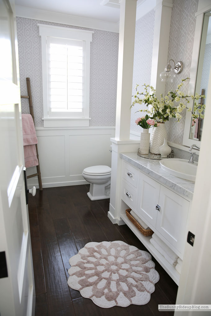 Powder Bathroom Summer Decor (Sunny Lifestyles)
