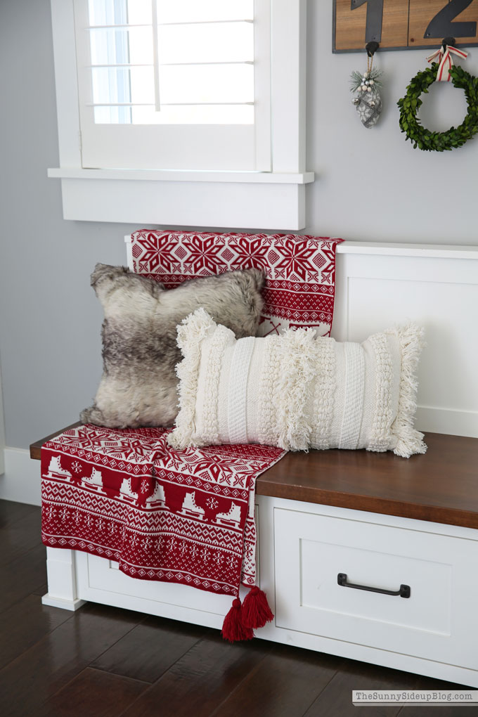 Cozy holiday decor (Sunny Lifestyles)