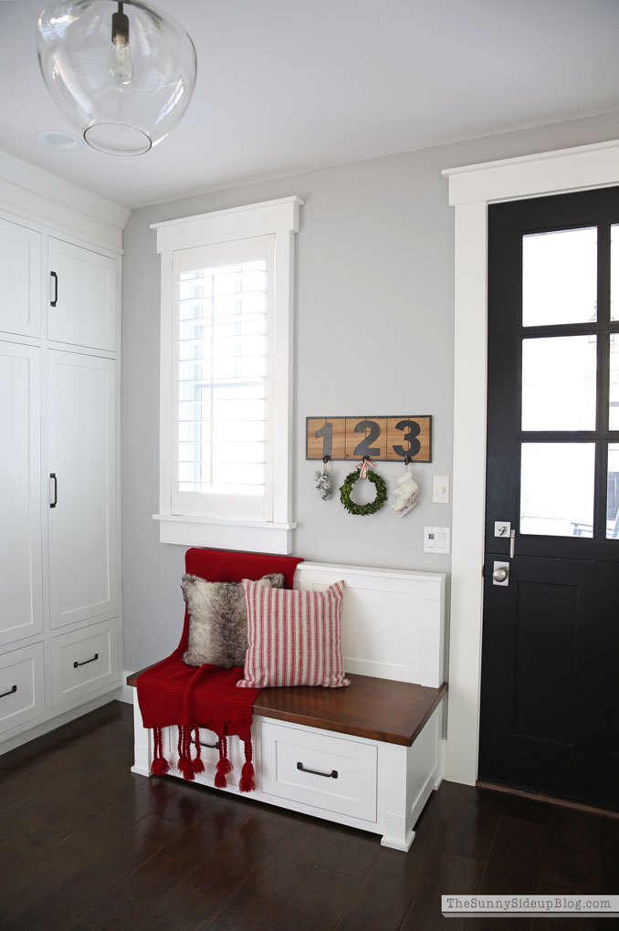 Cozy holiday decor (Sunny Lifestyles)