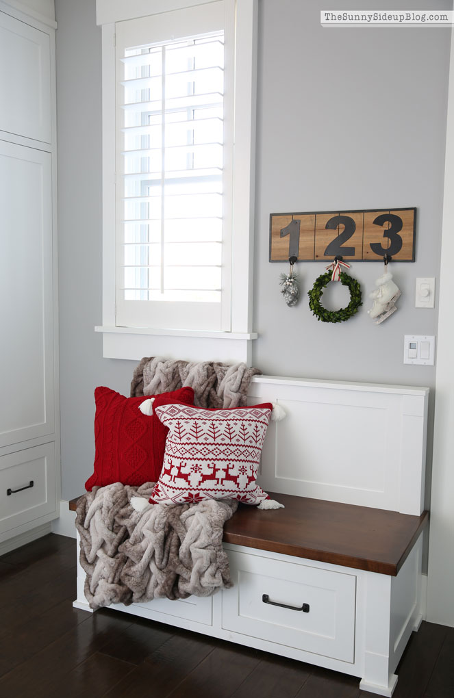 Cozy holiday decor (Sunny Lifestyles)