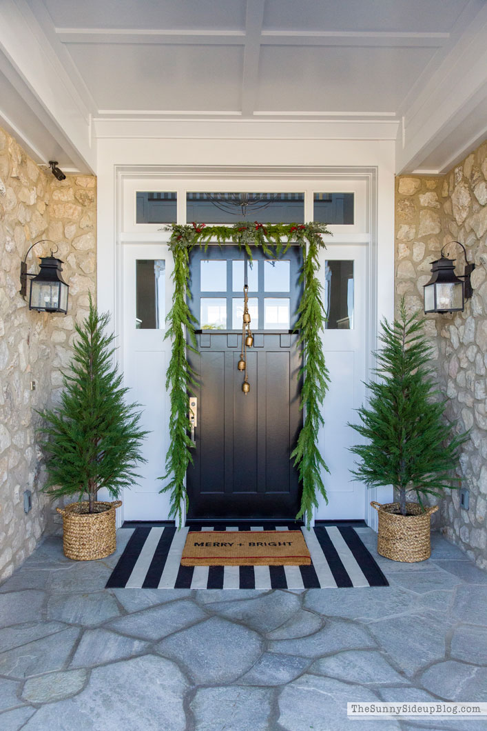 Christmas Front Porch (Sunny Lifestyles)