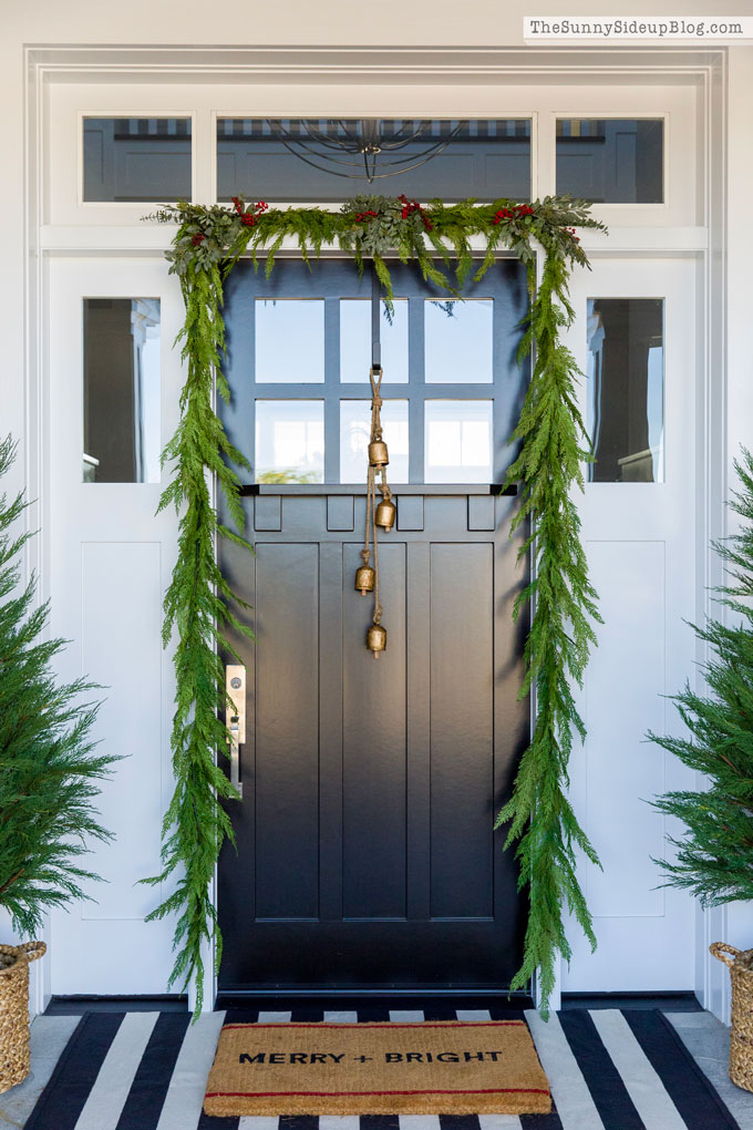 Christmas Front Porch (Sunny Lifestyles)
