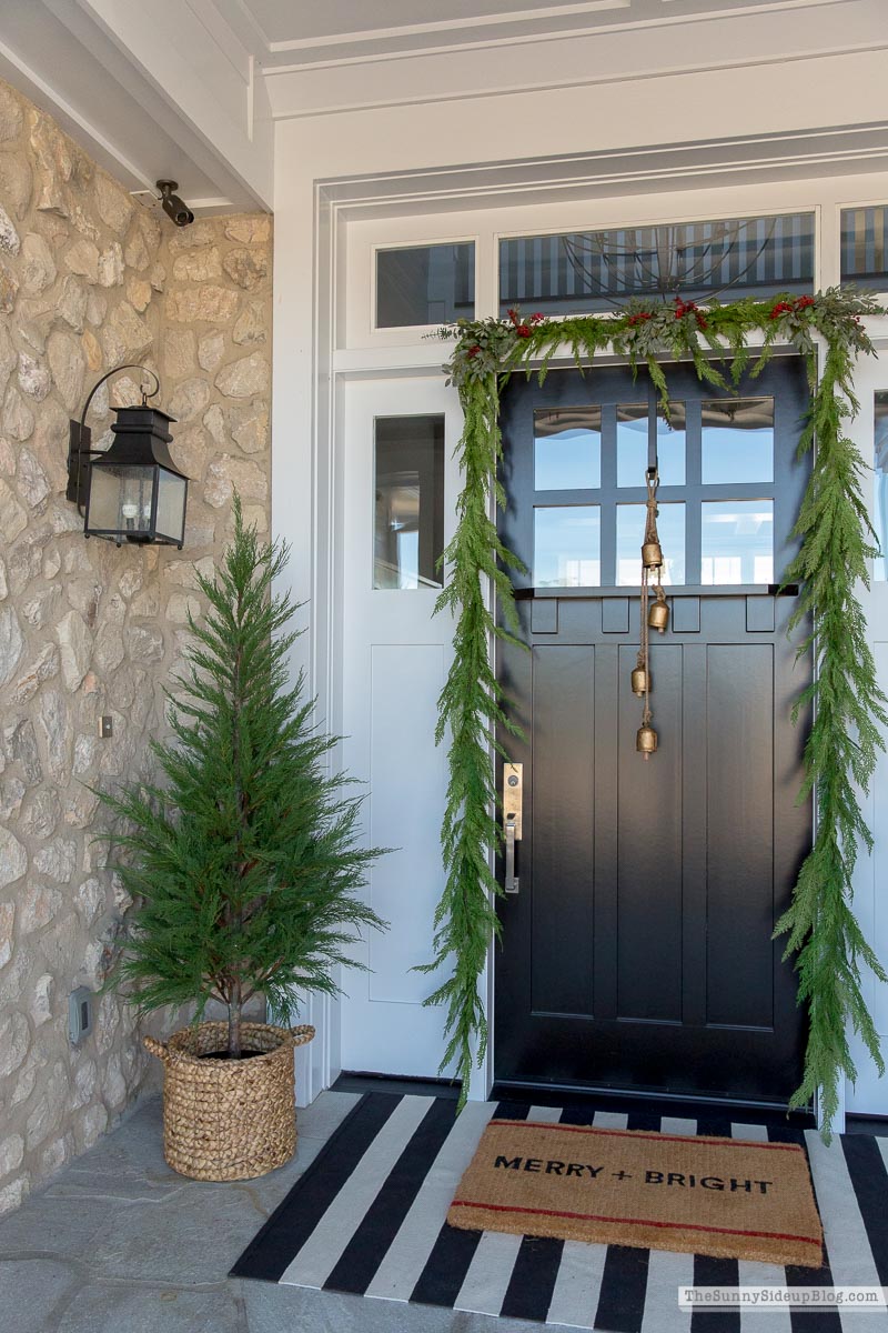 Christmas Front Porch (Sunny Lifestyles)