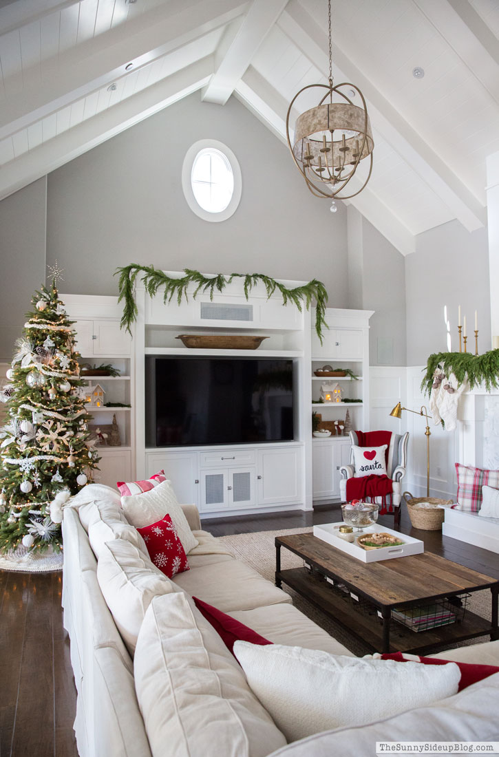 Christmas Family Room Decor (Sunny Lifestyles)