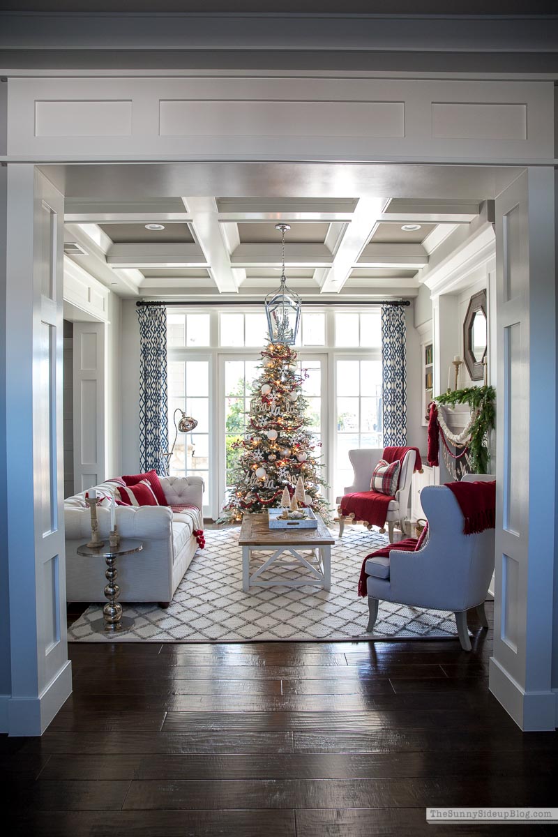Living Room Christmas Decor (Sunny Lifestyles)