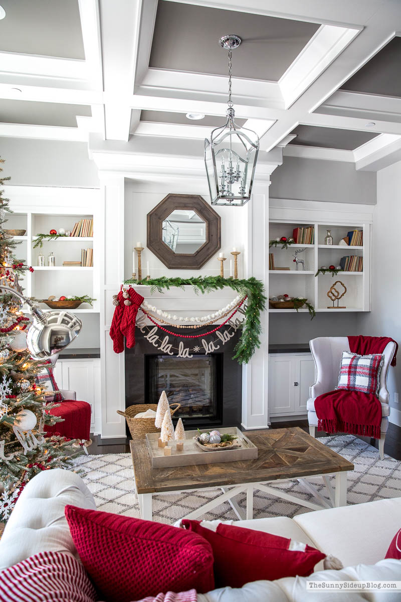 Living Room Christmas Decor (Sunny Lifestyles)