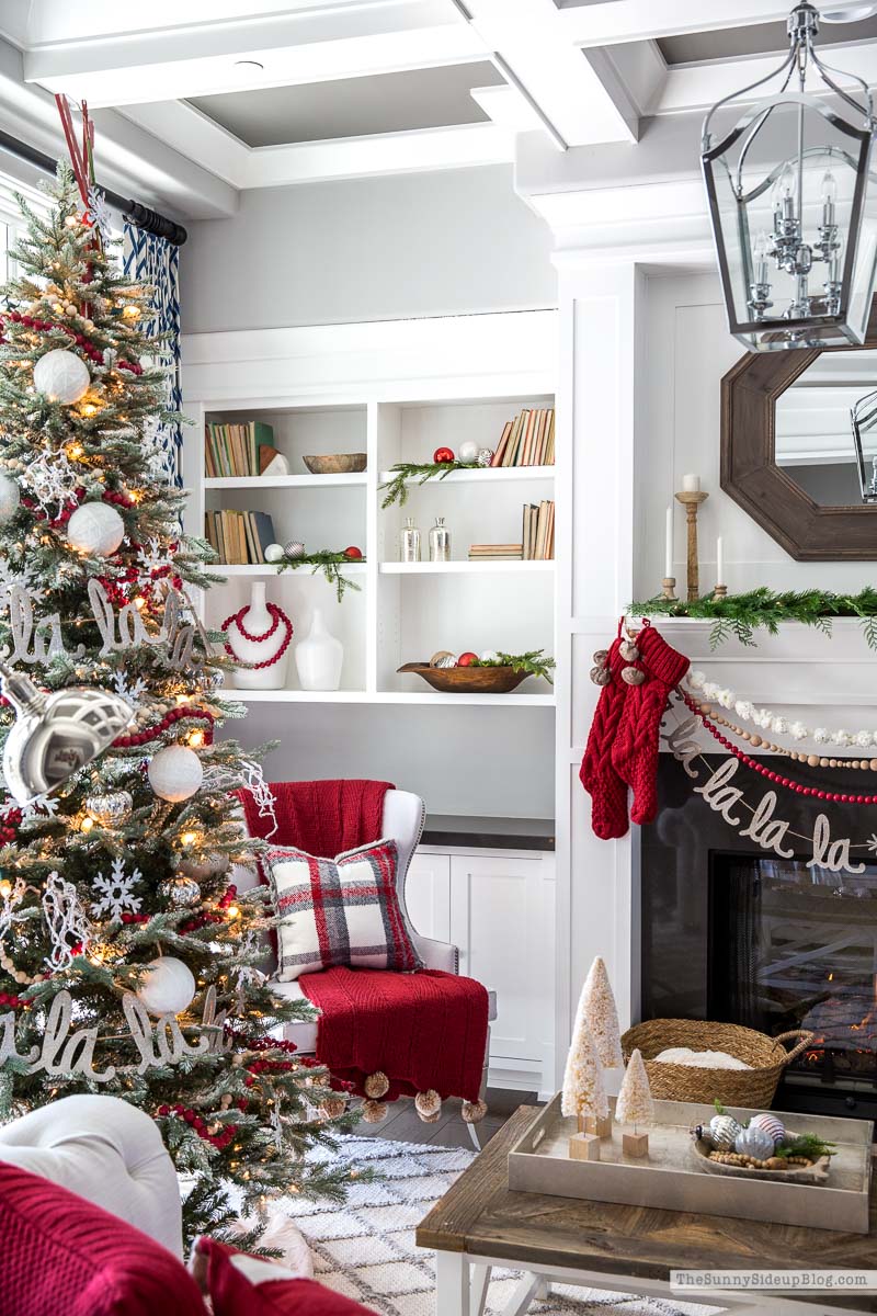 Living Room Christmas Decor (Sunny Lifestyles)